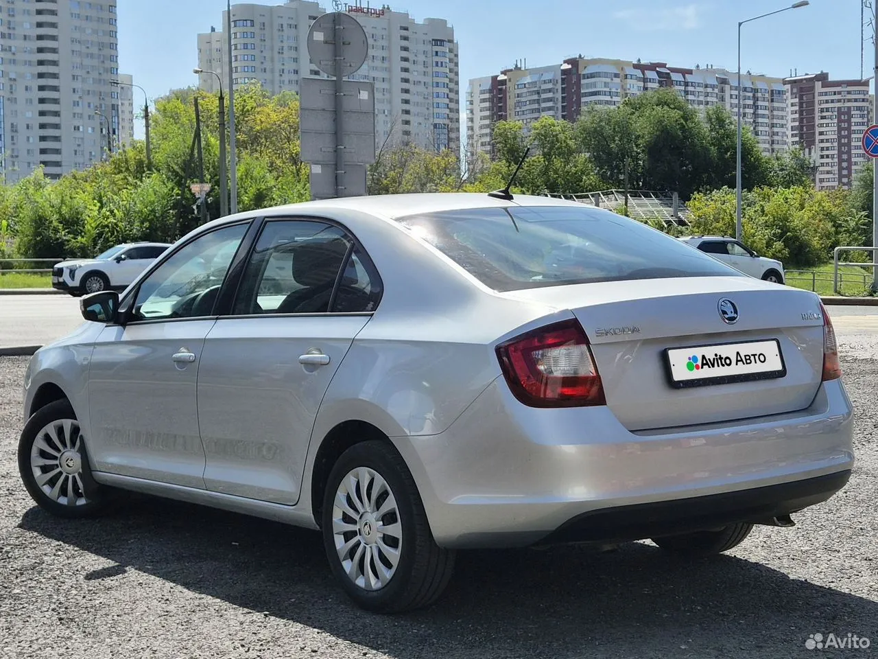 Skoda Rapid 1.6 AT, 2017, 180 000 км — изображение 2